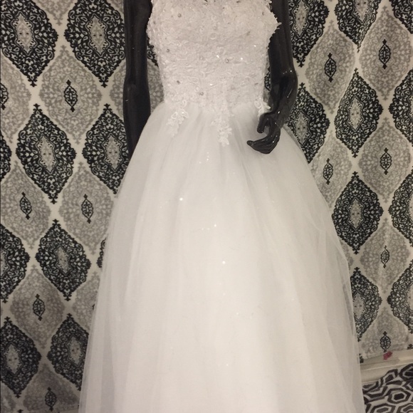 White floral sleeveless Wedding Dress - Picture 8 of 8